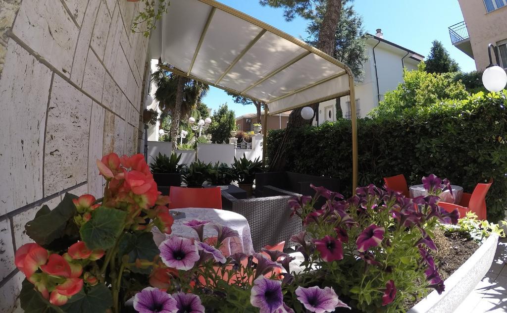 Hotel Ausonia B&B Rimini Kültér fotó